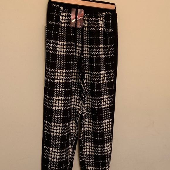 Top and Pants Outfit - Picture 1 of 3
